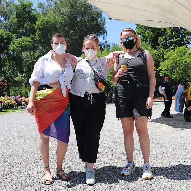 Franka, Anna und Lorena (v.l.) sind beim CSD, um Solidarität und Sichtbarkeit zu zeigen und fanden gut, dass auch viele ältere Menschen ...