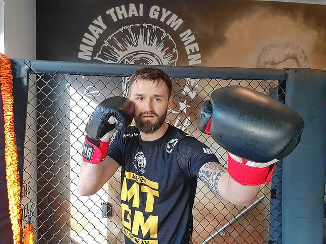 Marius Henkel ist ein Kämpfer – ob als Fußballer für den VfR Stockach oder mit Boxhandschuhen, wie hier beim Training im Muay Thai ...