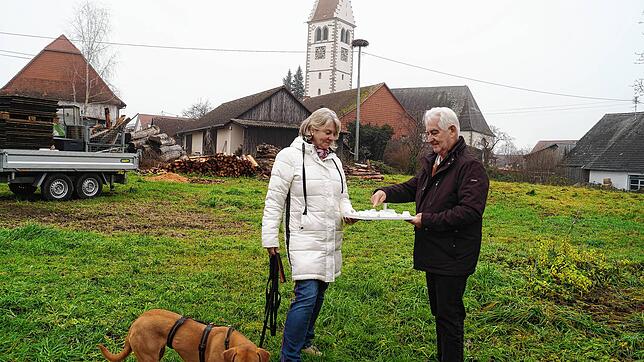 Das Modell, wie die neuen Wohnhäuser aussehen und wo sie platziert werden, halten die Vorstandsmitglieder Gabriele Lenz und Charles ...