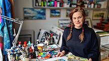 Die Illustratorin Susanne Smajic bei der Arbeit.