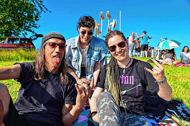 Tintin Patrone (Mitte) mit Ela Kübler und Tommy Adis von der Donaueschinger Heavy-Metal-Band Basilisk. Die beiden Metalsänger sind mit ...