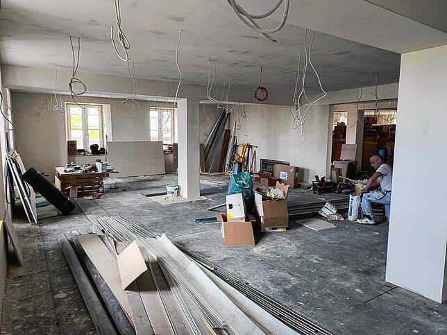 Momentan laufen die Arbeiten für den Innenausbau. Elektriker und Installateure sind zugange.