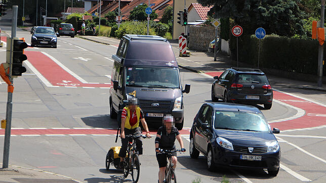 Täglich ähnliche Szenen: Autofahrer überholen Radler auf der Geradeaus-Achse Ensisheimer Straße/Bernhardstraße und befahren die ...
