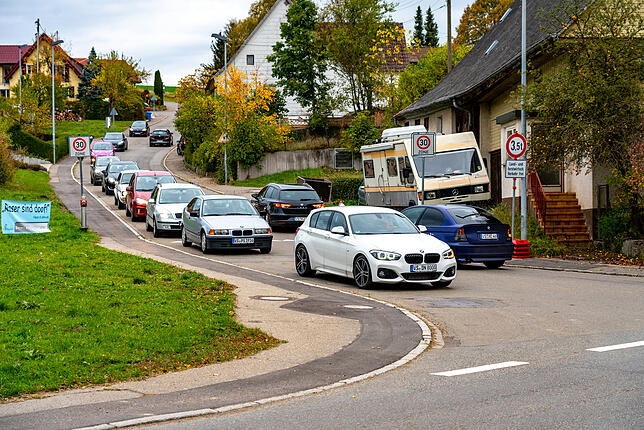 Feierabendstau auf der Umleitungsstrecke durch die Steigstraße in Überauchen.