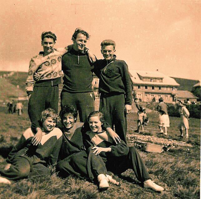 Beim Belchen-Sportfest 1954 (vorn, von links): Sigrid Biegel, Heidi Wenk und Inge Lettenmeyer (Leber); hinten, von links: Eberhard Volz, ...