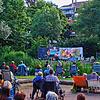 Mit Abstand: Rund um den See im Ludingarten genossen die Gäste gute Musik im Grünen bei bestem Sommerwetter. Bild: Julia becker