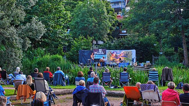 Mit Abstand: Rund um den See im Ludingarten genossen die Gäste gute Musik im Grünen bei bestem Sommerwetter. Bild: Julia becker