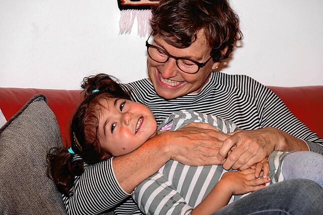 Da wird geknuddelt. Martina Schütz aus dem ehrenamtlichen Helferkreis war sogar die Namengeberin der kleinen Elsa, denn so hieß ...
