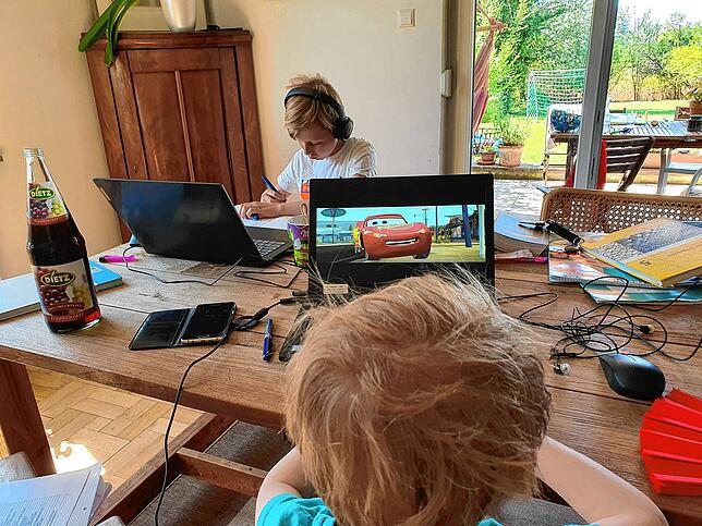 Die Brüder Paul und Theo beim Homeschooling und Film gucken – eine Herausforderung für die ganze Familie.
