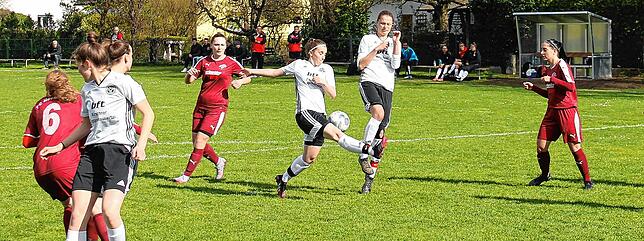 Bild 23: FC Hochrhein wehrt sich tapfer beim 1:2 gegen Spitzenreiter SV Deggenhausertal &ndash; wir haben Bilder!