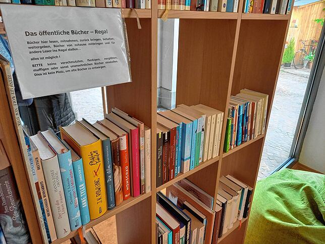 Im „Ulrich 5“ gibt es auch eine Leseecke mit Büchern. Wer möchte, kann dort auch Bücher einstellen oder mitnehmen.