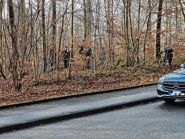 Am Mittwoch durchkämmten Polizisten ein Waldstück in Tatortnähe.