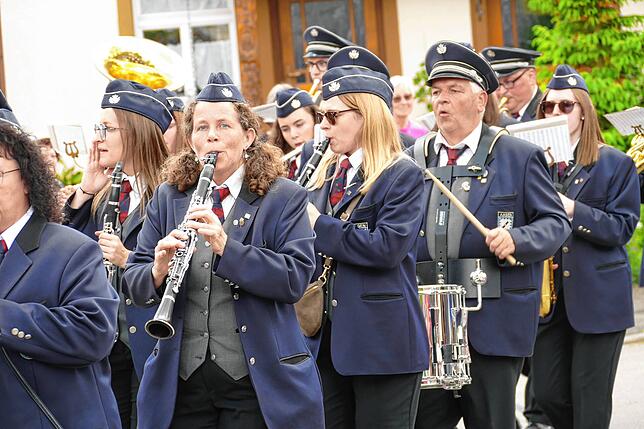 Bild 11: Jubiläumsumzug zum 175. Geburtstag der Musikkapelle Mundelfingen krönt vier stimmungsvolle Tage.