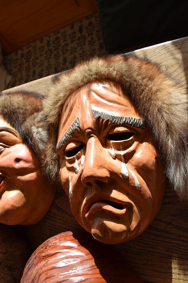 Die Altfischerzunft gebraucht drei verschiedene Masken: eine lachende, eine weinende und eine groteske. Hier eine weinende Maske der Zunft.