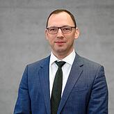 „Wir haben all unseren Mitarbeitern gesagt, dass sie ihre Sozialkontakte deutlich reduzieren sollen. Wir ermutigen unsere ...