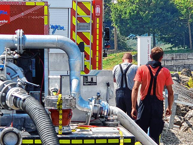 Feuerwehrleute schieben tagelang Brandwache