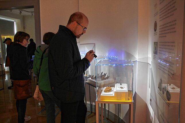 Mit der Taschenlampe in der Hand ging es durch die abgedunkelten Ausstellungsräume im Hegau-Museum.