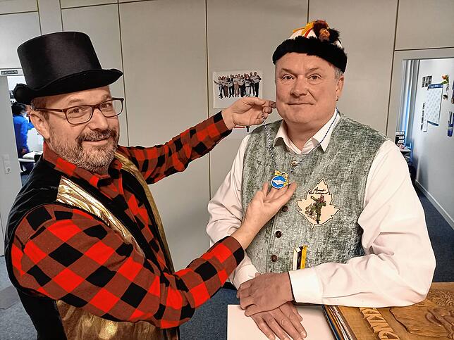 Lokalchef Andreas Gerber überreicht den SÜDKURIER-Orden an Zunftmeister Rolf Meyer.