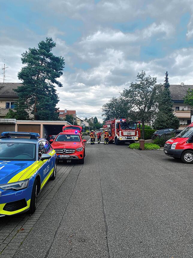 Die Feuerwehr war mit 35 Einsatzkräften und sieben Fahrzeugen vor Ort.