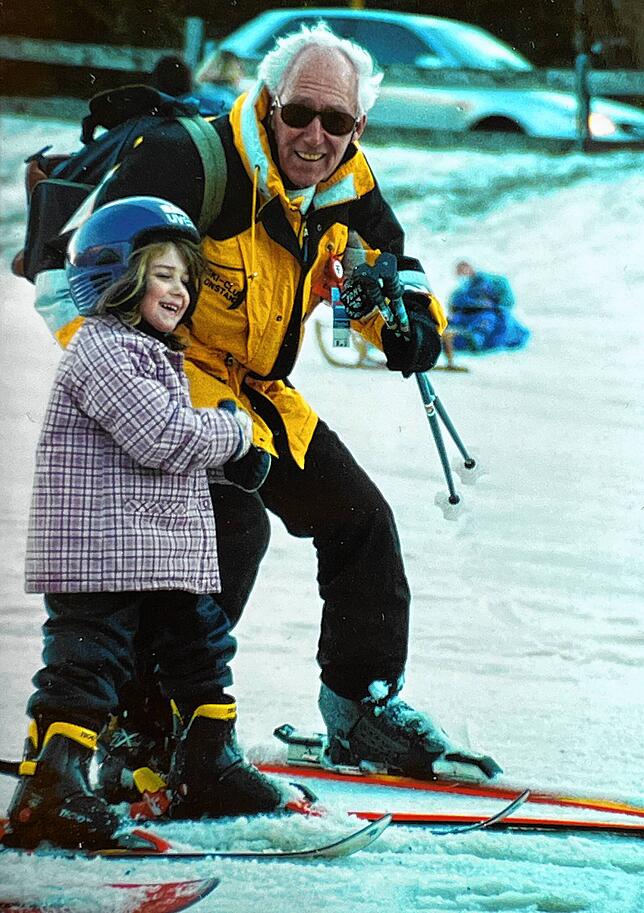 2002: Erich Völlnagel bringt Enkelin Pia Sautter das Skifahren bei.