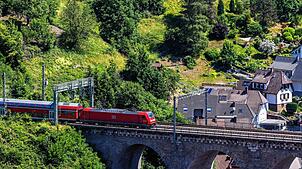 Vorbei an Hornberg, durch 39 Tunnel und zwei Kehrschleifen: Die Schwarzwaldbahn verbindet den Bodensee mit dem Rheintal — und ist ein ...