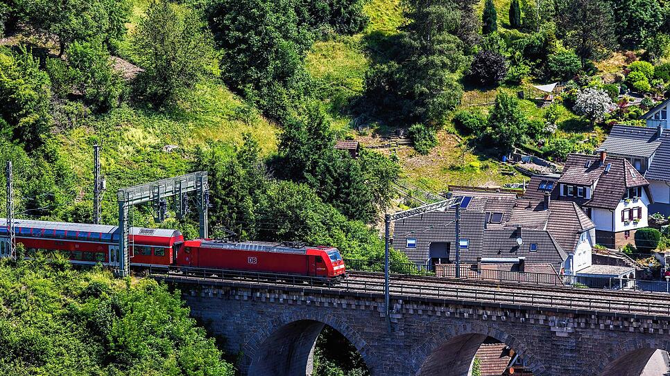 Vorbei an Hornberg, durch 39 Tunnel und zwei Kehrschleifen: Die Schwarzwaldbahn verbindet den Bodensee mit dem Rheintal — und ist ein ...