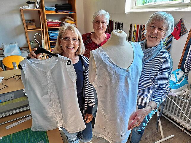 Marina Krieger, Christine Mauch und Annegret Niesert zeigen bei B 9, was man alles aus angelieferter Wäsche machen kann.