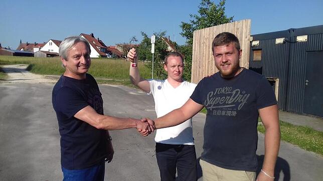 Da ist das Ding: Alexander Nops hält den Schlüssel in der Hand, während Ortsverwaltungsleiter Klaus Frommer und Julian Kleiner die ...