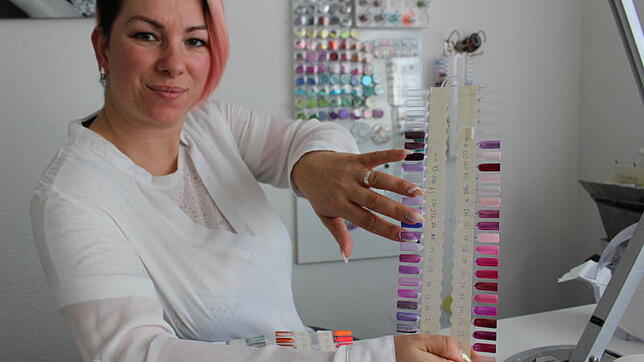 Eine Vollmodellage bei Nageldesignerin Melanie Kaysi aus Tiengen kostet im Schnitt zwischen 45 und 60 Euro. Dabei kommt es darauf an, ...