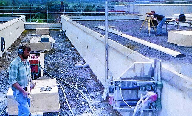 Auf dem Flachdach des Gymnasiums wurden für die Aufstockung Betonbrüstungen abgeschnitten.