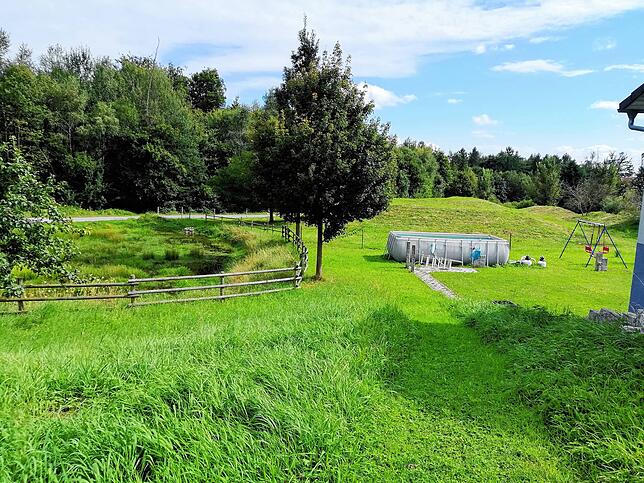 Vom Bilderbuch-Vorort in den großen Garten: Spaziergänge durch die Siedlung führen an Wasserrückstaubecken entlang.