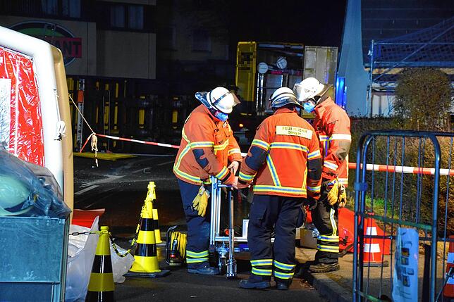 Bild 12: Gefahrgut-Unfall in Zizenhausen: Bilder vom kräftezehrenden Feuerwehreinsatz