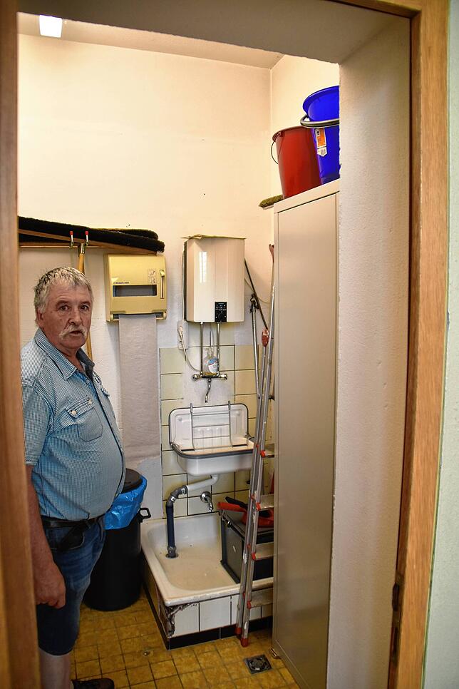 Die Dusche für den Übungsleiter wurde mit den Jahren zur Putzkammer. Dies ist nur eine der vielen Stellen, an denen die Honstetter ...