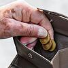 Wem reicht in Zukunft die Rente noch? Eine ältere Frau holt Münzen aus ihrem Portemonnaie.