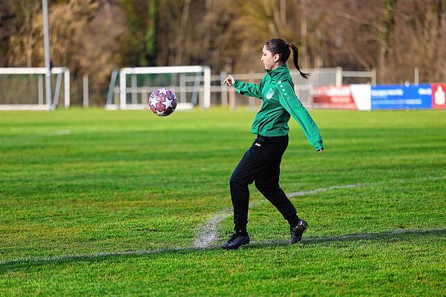 Stark am Ball: Mariam weiß mit dem Spielgerät umzugehen. Ihre Stärken? Dribbling, Abschluss, Zweikampfverhalten, Ehrgeiz!