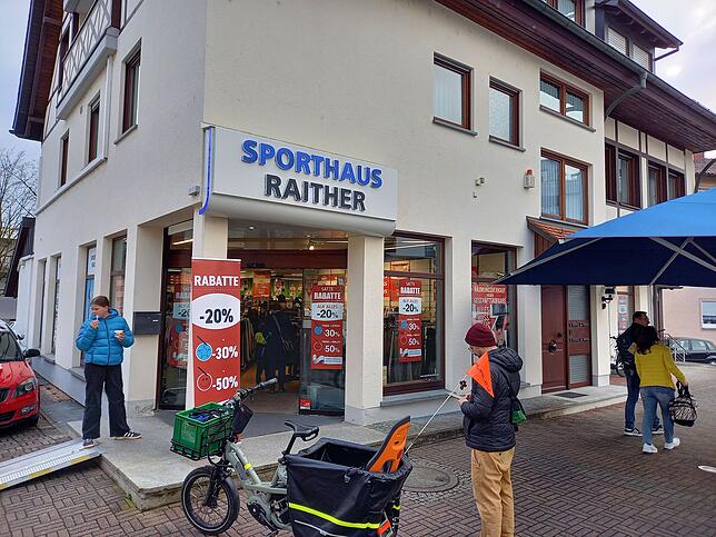 Seit mehr als einem halben Jahrhundert gibt es das Sportfachgeschäft in der Mangoldstraße bereits. Die Raithers hatten es vor elf Jahren ...