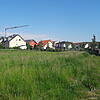 Auf dieser Grünfläche wird der neue Kindergarten in Markdorf-Süd gebaut, im Hintergrund der Spielplatz, links befindet sich das ...