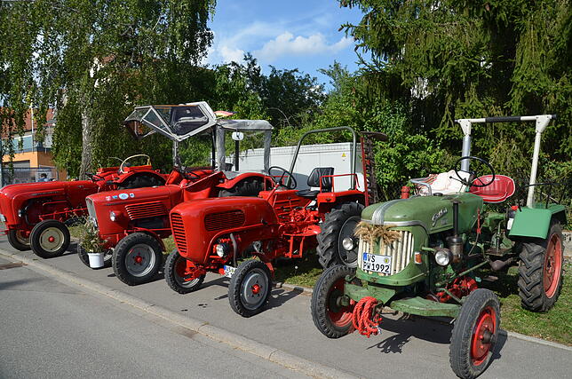 Diese alten Traktoren erzählen bei der Oldtimerschau beim Aasener Dorffest Landwirtschaftsgeschichte.