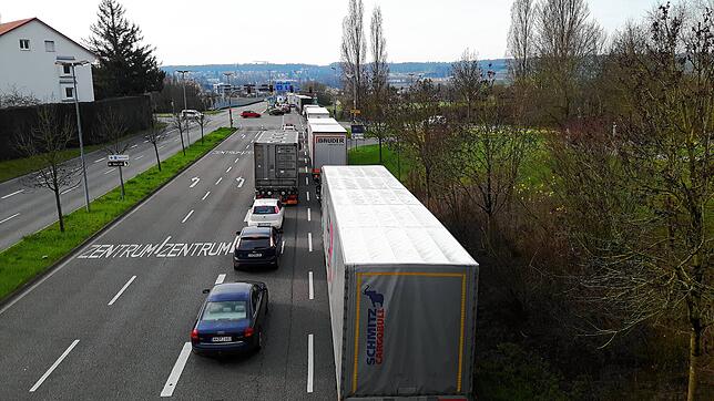 Am Dienstagmorgen, 17. März, staut sich der Verkehr aus Deutschland Richtung Schweiz in der Europastraße in Konstanz. Tags zuvor hatte ...