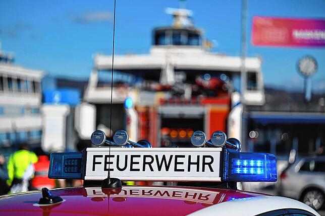 Wenn auf einer Fähre ein Brand gemeldet wird, kommt die Feuerwehr immer mit zahlreichen Kräften an den Hafen, dafür gibt es feste ...