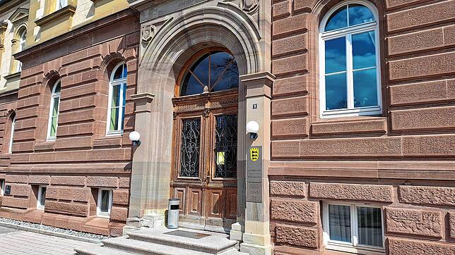 Das Landgericht Hechingen verurteilt einen 25-Jährigen wegen versuchten Totschlags zu einer Freiheitsstrafe.