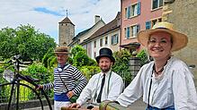 Das historische Ensemble des Zweiradmuseums aus dem schweizerischen Oeschgen zieht in der Laufenburger Altstadt die Blicke auf sich: ...