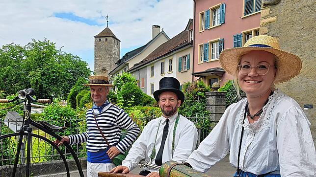 Das historische Ensemble des Zweiradmuseums aus dem schweizerischen Oeschgen zieht in der Laufenburger Altstadt die Blicke auf sich: ...