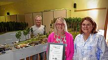 AG-Leiter Michael Mäder, Rektorin Rosi Zeiger sowie die neue Konrektorin der Grundschule Obereschach, Nicole Trommler, freuen sich über ...