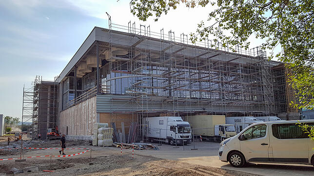 Fast fertig: Das neue Bürogebäude befindet sich direkt hinter der bekannten, bunten Lagerhalle. Bis Ende des Jahres soll es bezogen sein.