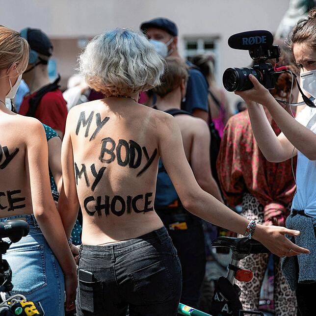 Demonstrantinnen tragen im Juli 2021 die Aufschrift „My body my choice“ (Mein Körper meine Wahlfreiheit) auf ihrem Rücken ...
