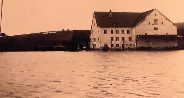 Umschlossen von Fluten: Das Hochwasser von 1910 ist für die Kutmühle ein markantes Ereignis und wird sogar auf einer Postkarte verewigt.