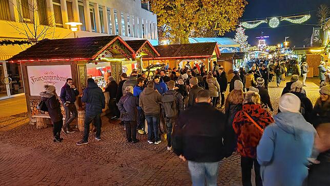 Franz Schlichte betreibt in der Vorweihnachtszeit bei der Bodensee-Weihnacht den Feuerzangenbowlen-Stand.