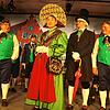 Die Narreneltern Stefan Mayer und Achim Friesenhagen (Mitte) zeichnen beim Narrenkonzert in Überlingen ihre Vorgänger als ...