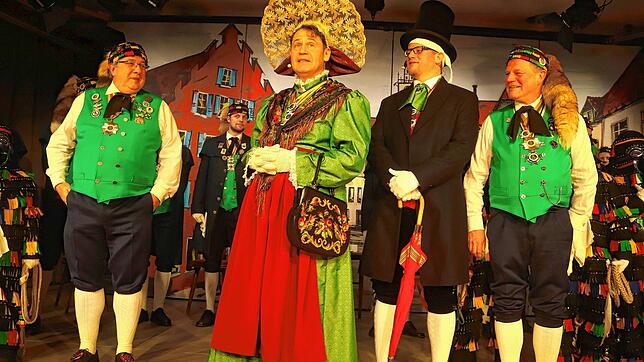 Die Narreneltern Stefan Mayer und Achim Friesenhagen (Mitte) zeichnen beim Narrenkonzert in Überlingen ihre Vorgänger als ...